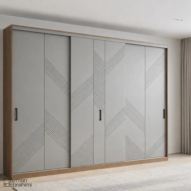 کمد دیواری مدرن با درب‌های ریلی طوسی، طرح هندسی خطی، دستگیره‌های مشکی و قاب چوبی
