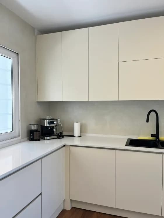 طراحی کابینت مدرن و شیرآلات مشکی برند