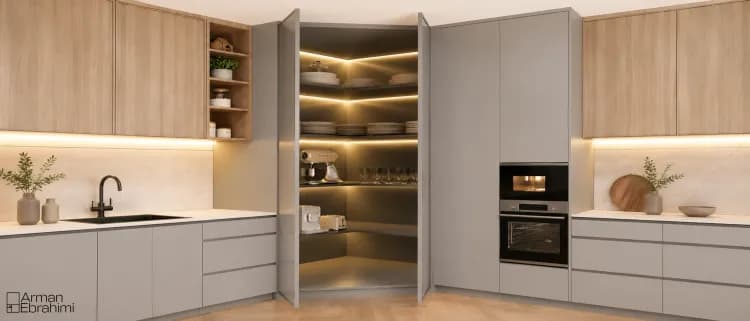 آشپزخانه مدرن لوکس با کابینت طوسی روشن، پنتری مخفی، نورپردازی داخلی و طراحی مینیمال