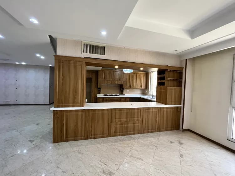 آشپزخانه قدیمی با کابینت چوبی قبل از بازسازی و تعویض کابینت