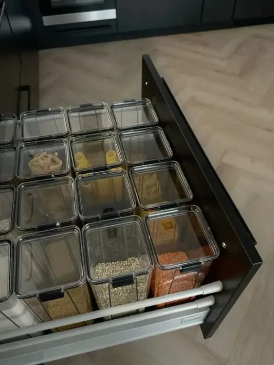 کشوی عمیق کابینت آشپزخانه با ظروف شفاف نگهداری حبوبات و مواد غذایی خشک