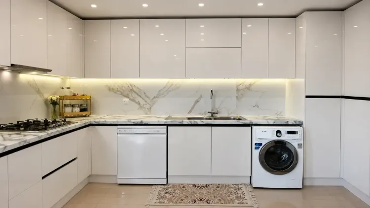 کابینت مدرن هایگلاس سفید با صفحه و بین کابینتی طرح سنگ و نورپردازی زیر کابینتی