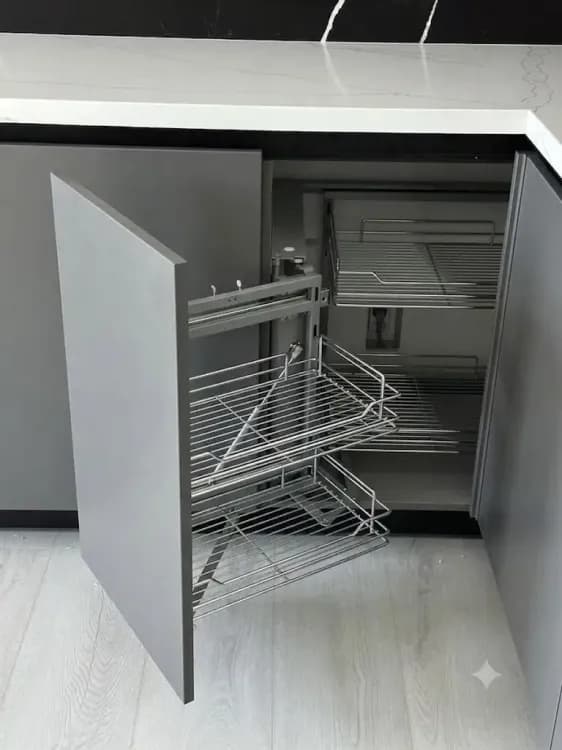 اکسسوری مجیک کرنر کشویی در کابینت کنج آشپزخانه مدرن خاکستری