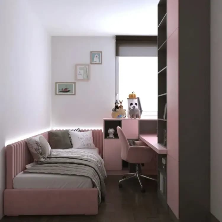 طراحی اتاق خواب کوچک کودک با تخت صورتی، میز تحریر کنار پنجره، کمد دیواری و قفسههای کاربردی